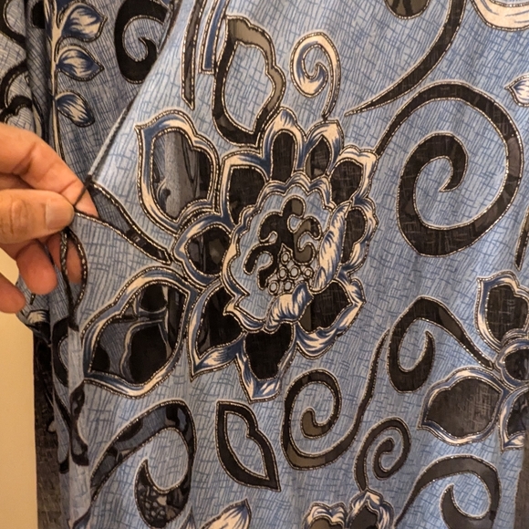 Kokomo Scroll Flower Blue Convertible Scarf. One size. - Picture 5 of 8